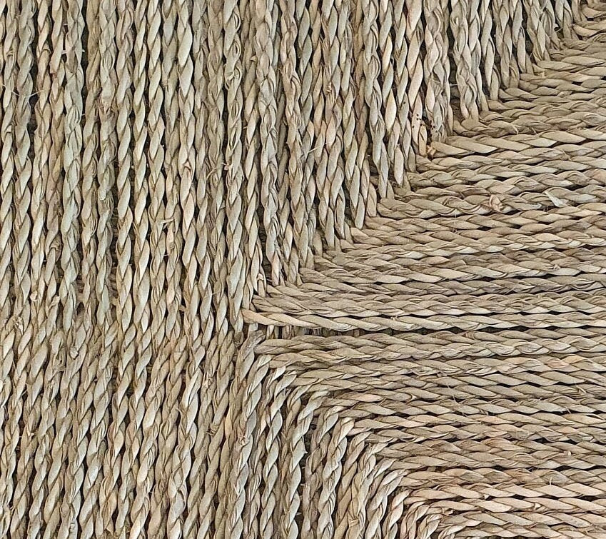 Banc en bois tressé de manière artisanale, inspiré du Maroc, avec tissage naturel.