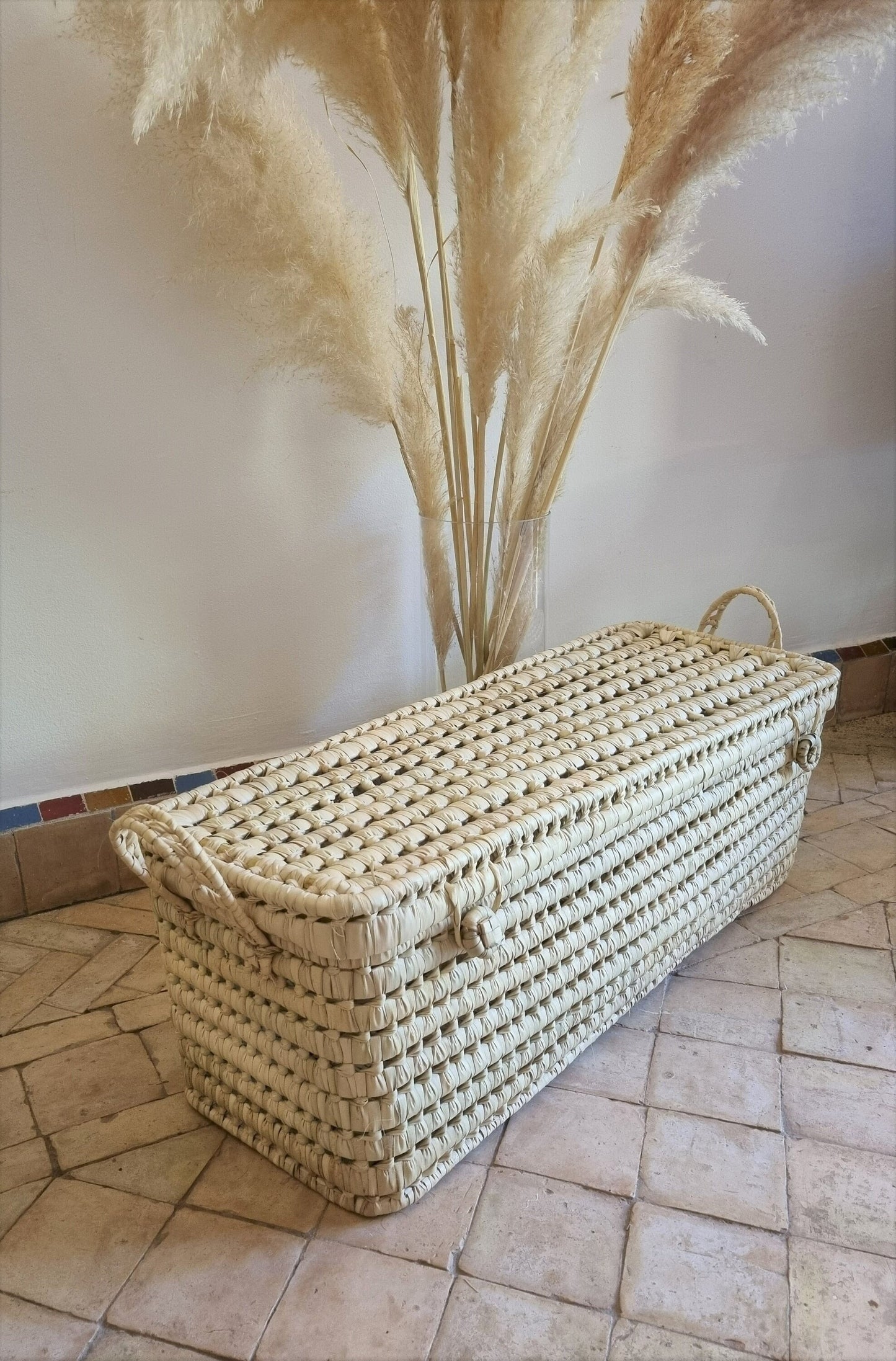 Malle en osier modèle fin, parfaite pour une décoration intérieure naturelle
