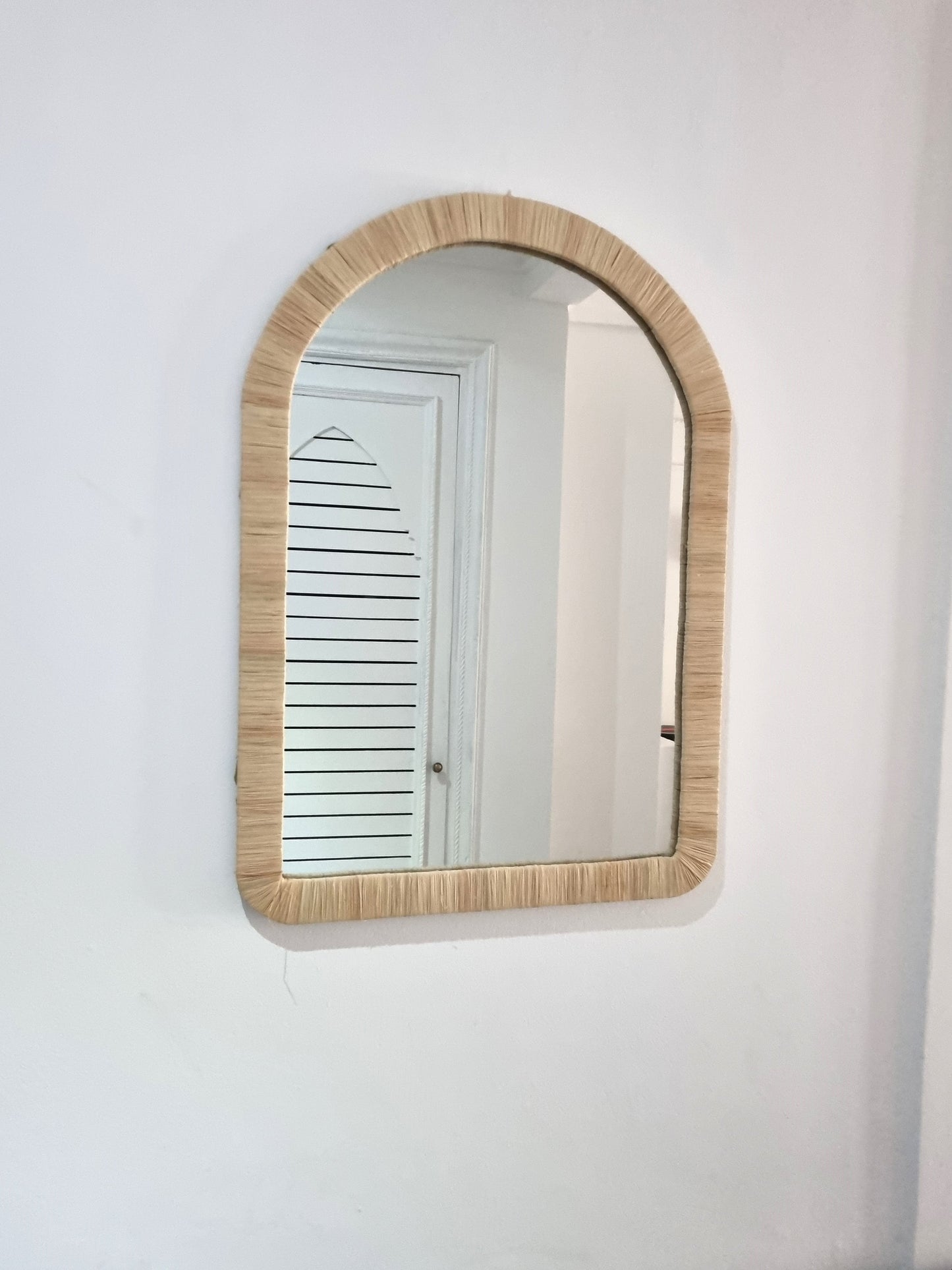 Miroir mural en raphia naturel et laiton, fabriqué à la main