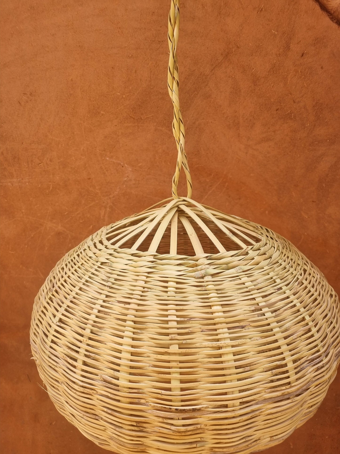 suspension en rotin en forme de boule bohème