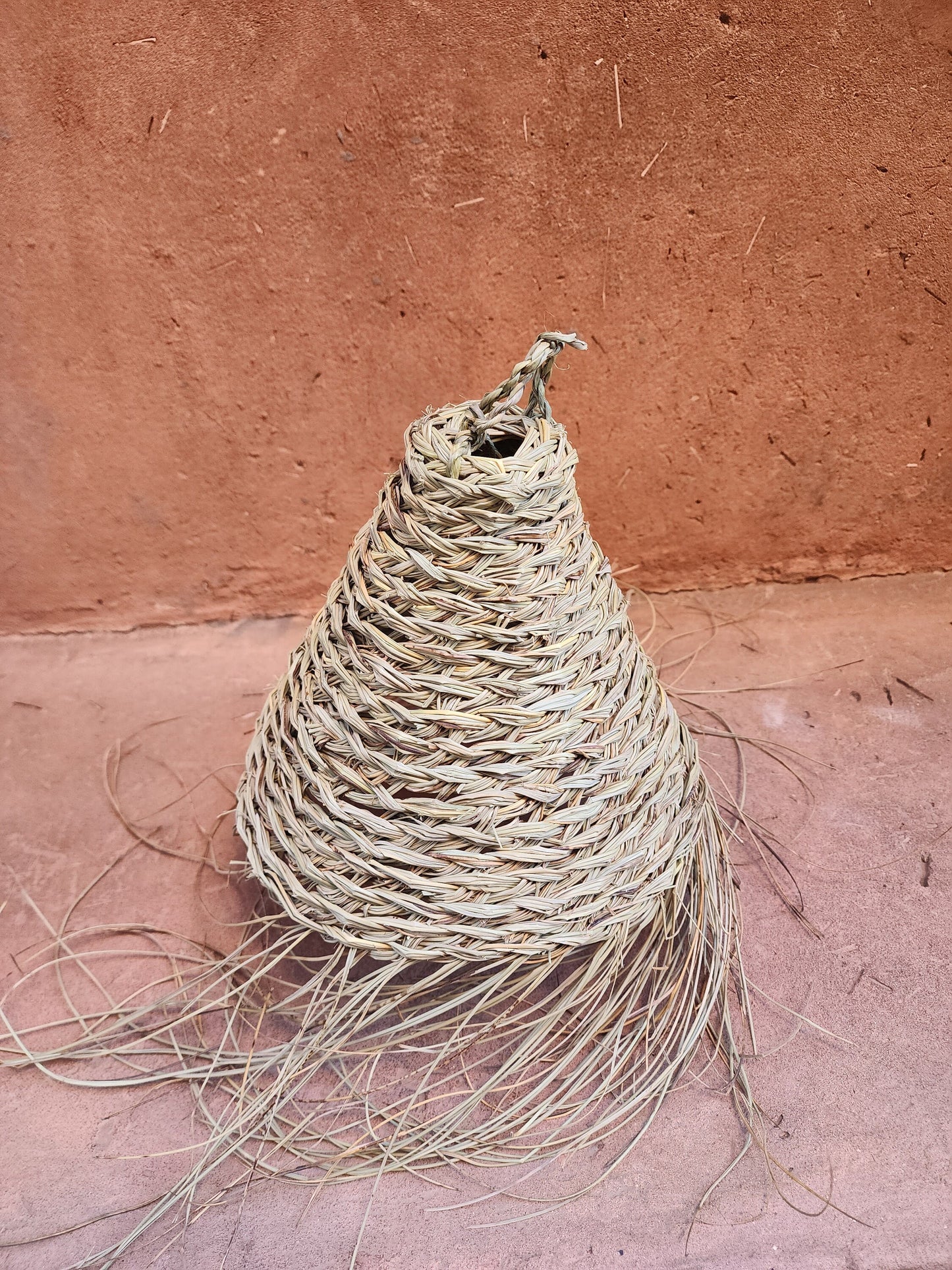 Éclairage bohème chic en paille pour une ambiance cosy.