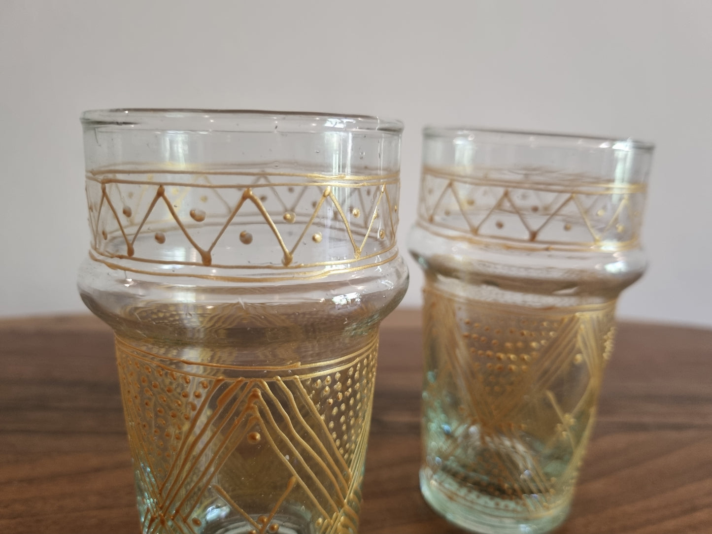 Six verres beldi marocains traditionnels, présentant un design unique et un savoir-faire artisanal.