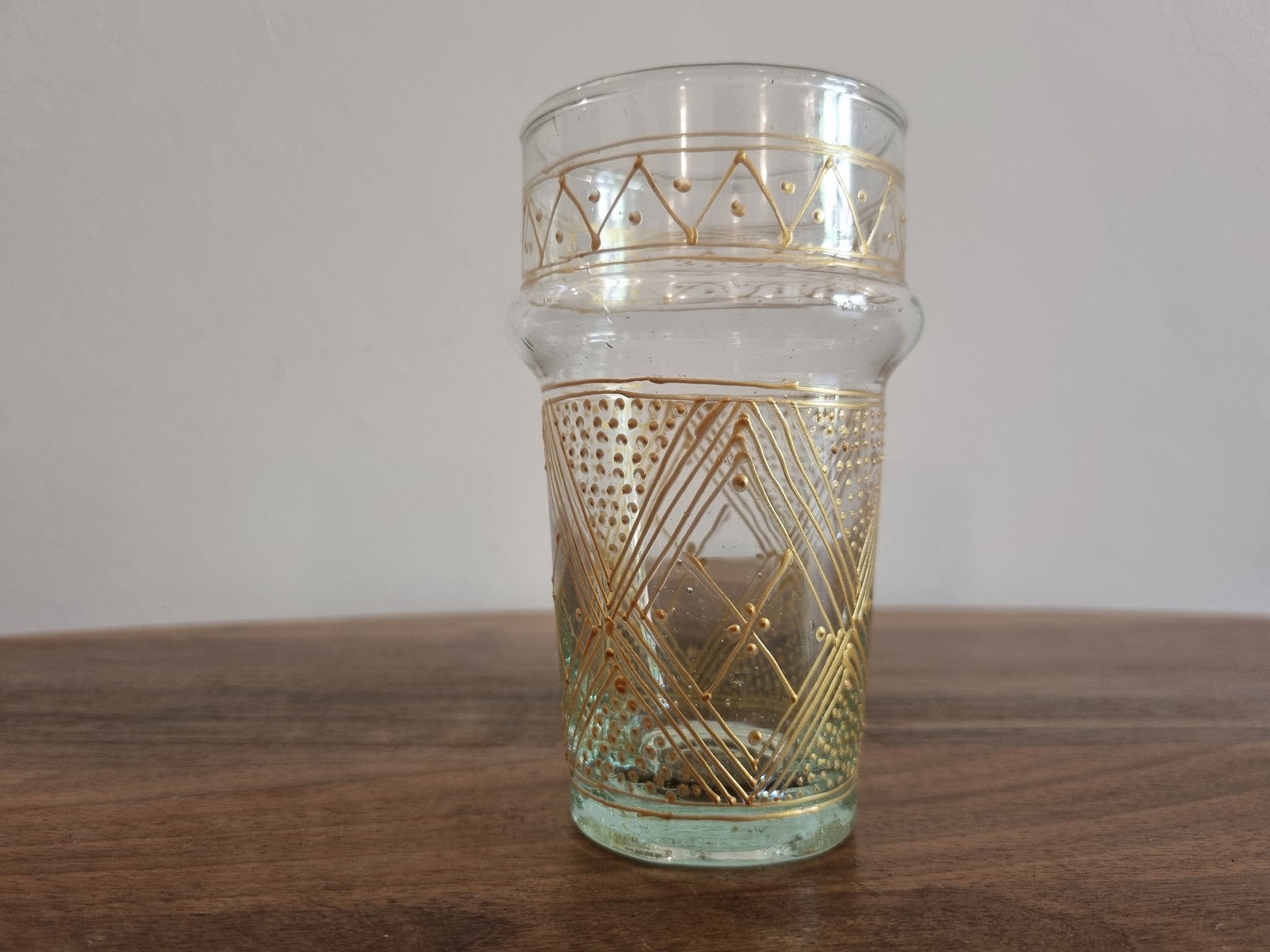 Ensemble de verrerie colorée beldi du Maroc, composé de six verres faits à la main.