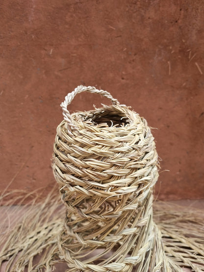 Pendant light en paille naturelle du Maroc, ajoutant une touche exotique à votre décoration