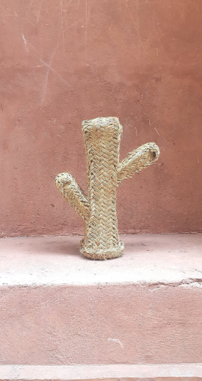 Décoration en forme de cactus en paille tressée.