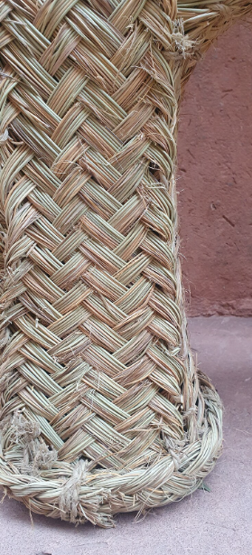 Décoration en paille tressée à motif de cactus.