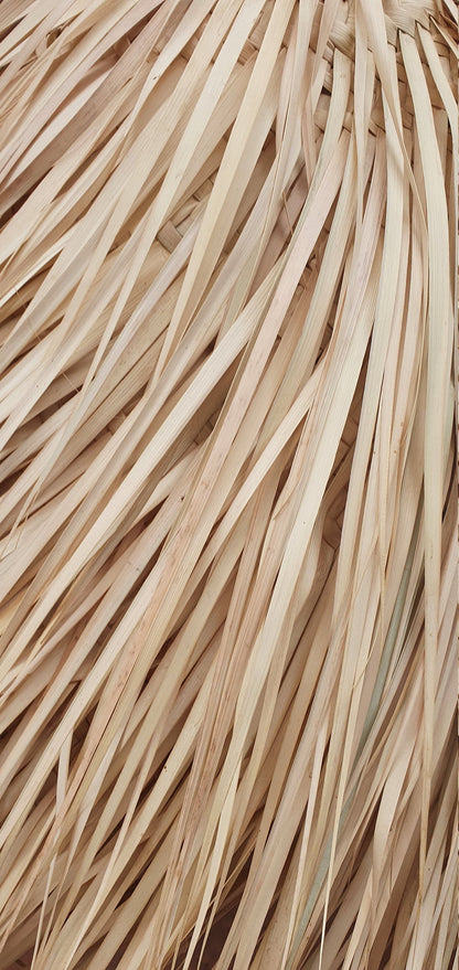 Une magnifique suspension en fibre de palmier tressé avec une ambiance bohème.