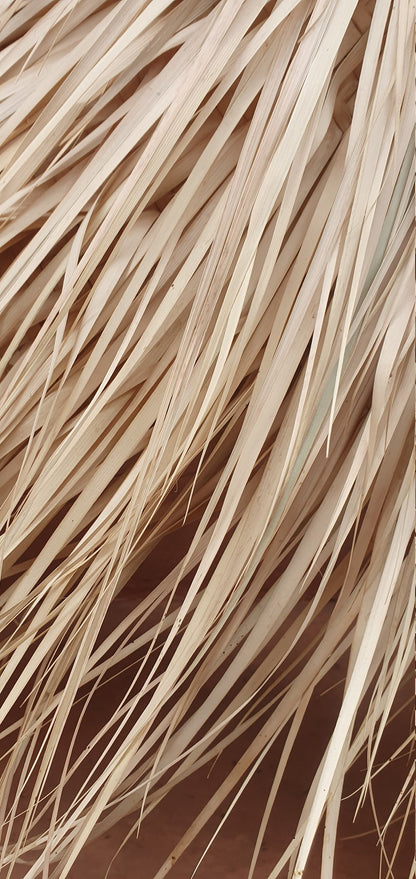 Abat-jour en osier en fibre de palmier suspendu, parfait pour la décoration bohème.
