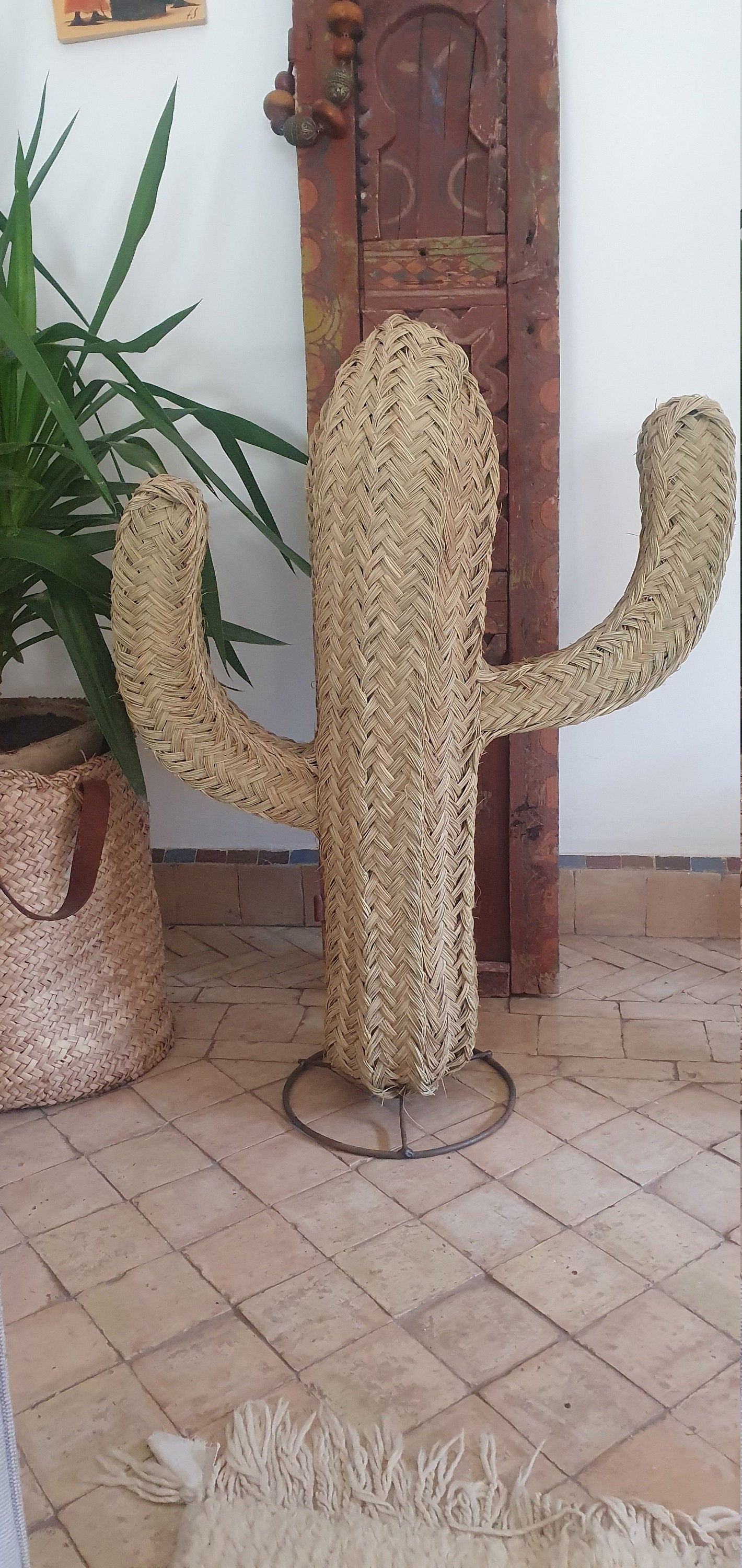 Sculpture cactus sur pied en paille naturelle
