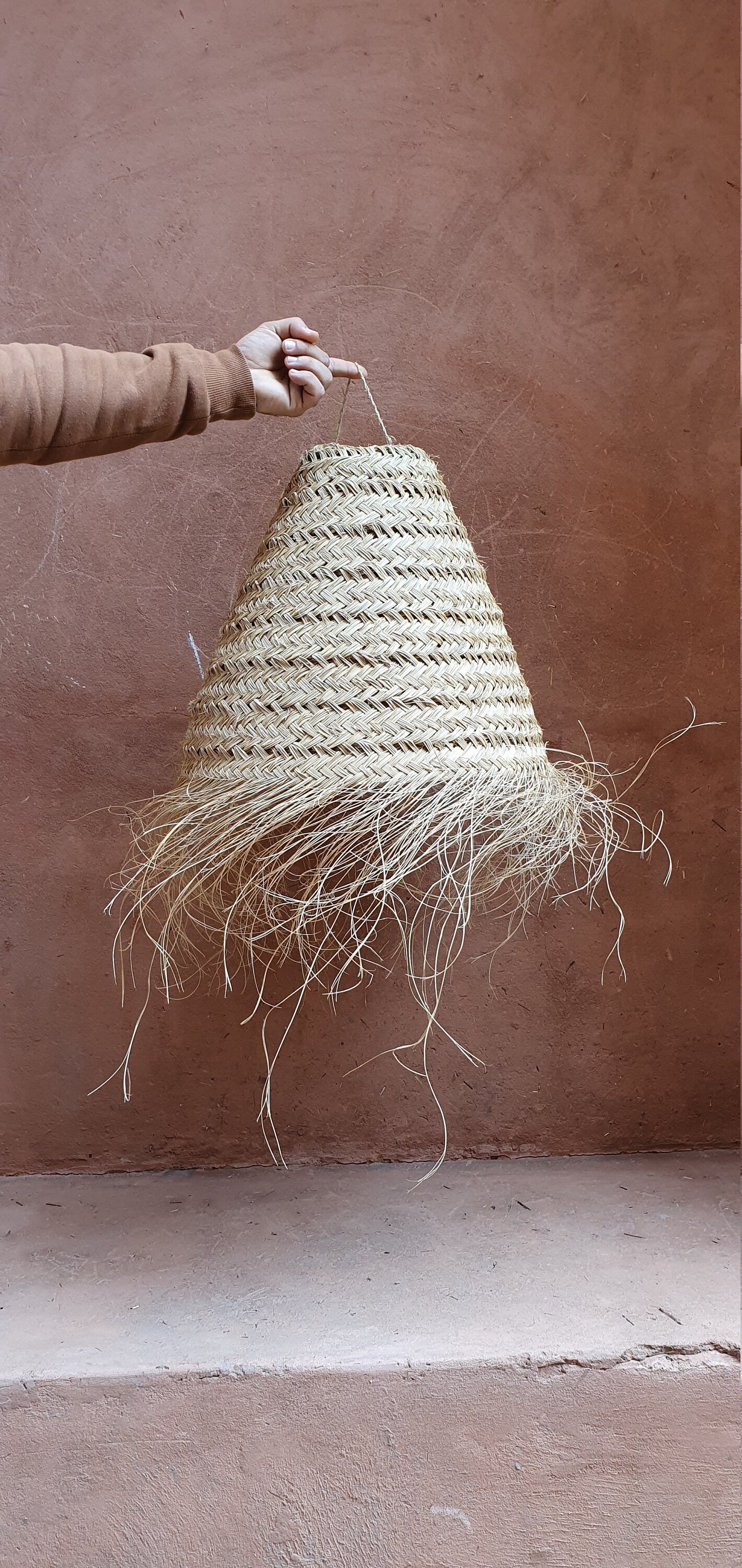 Lampe suspendue en doum, conception en forme de cône, tressée en fibres naturelles
