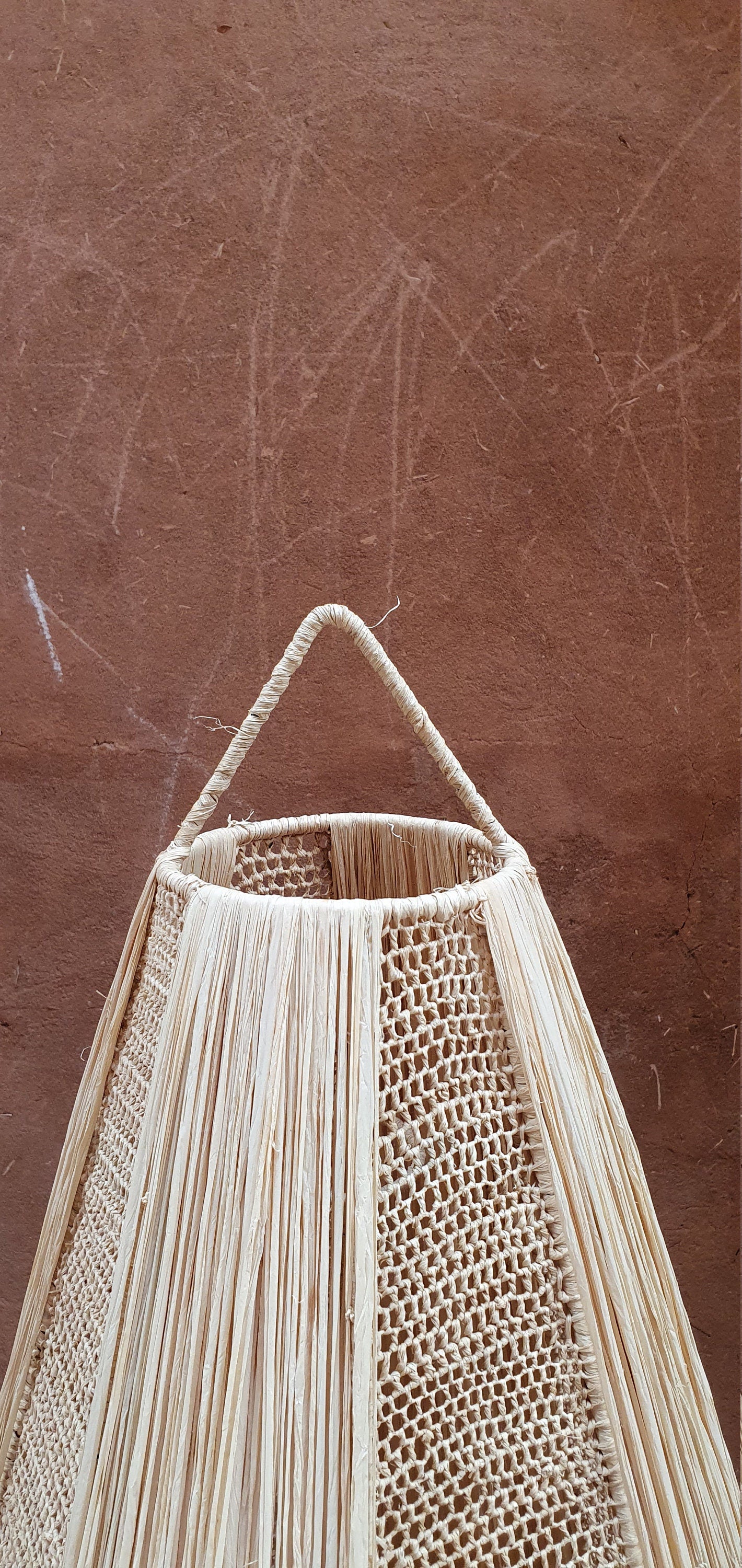 Design marocain : luminaire suspendu, abat-jour raphia de 70 cm.