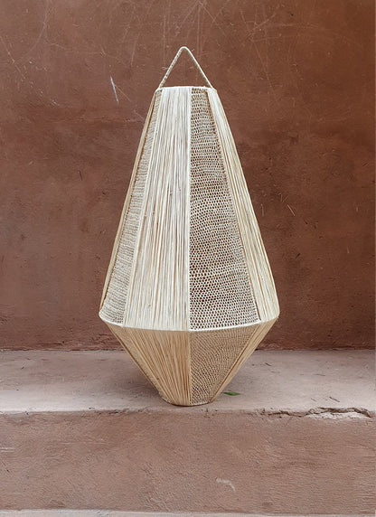 Éclairage marocain artisanal : suspension en raphia tressé de 70 cm.