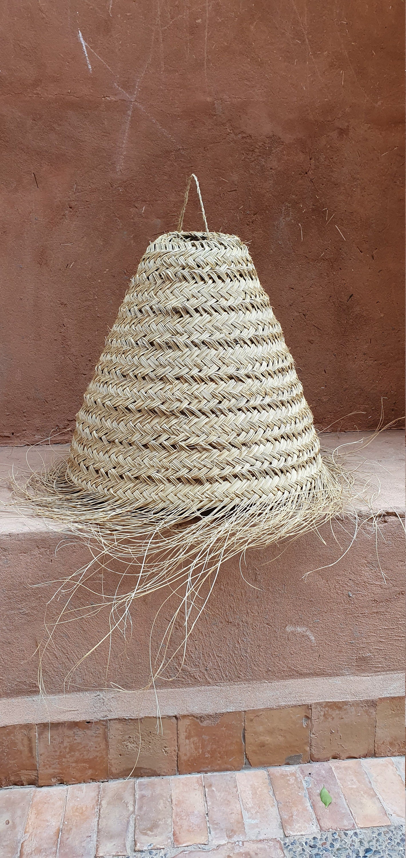 Plafonnier marocain en doum, design cône, fait de fibres naturelles tressées