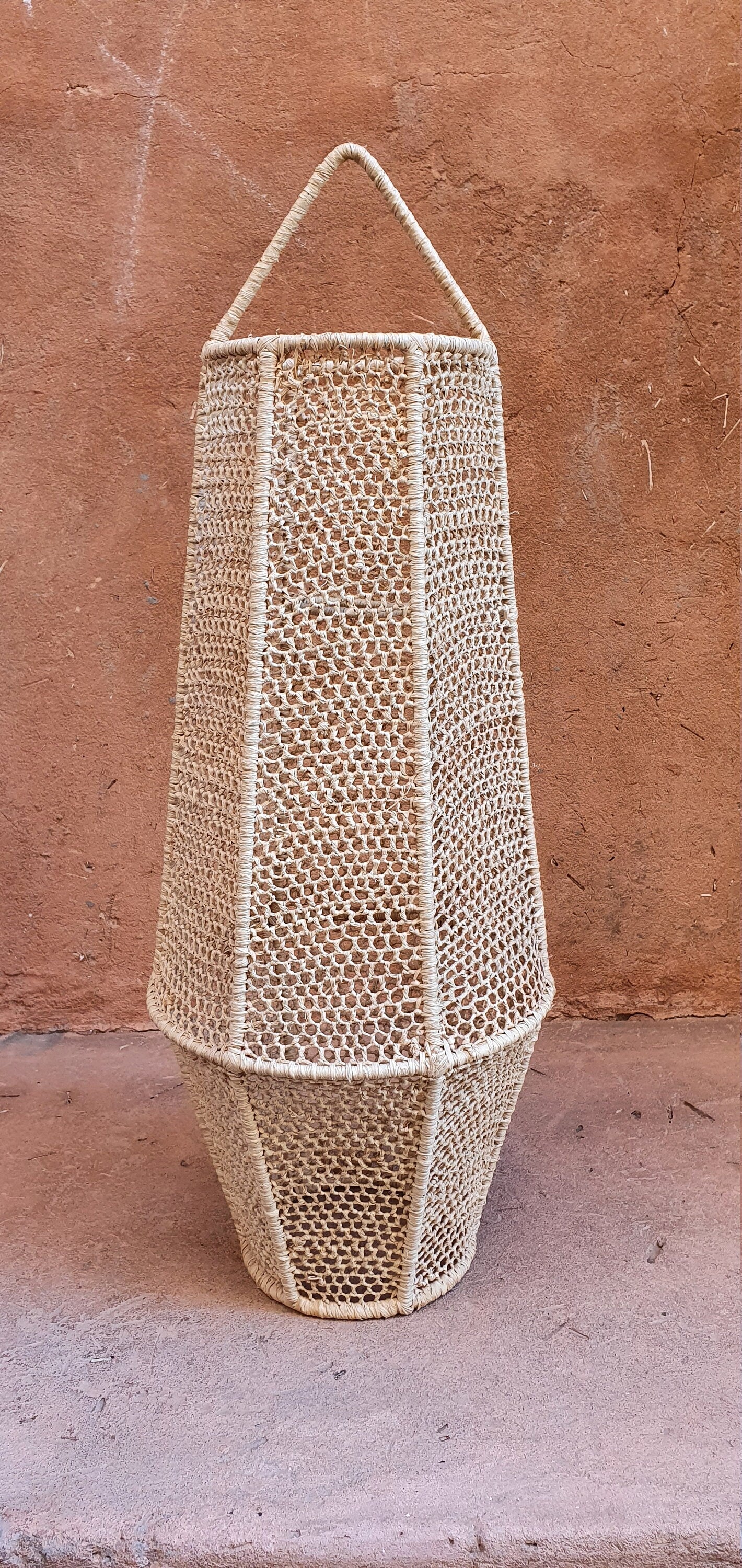 Abat-jour lanterne marocaine en raphia naturel et dentelle délicate.
