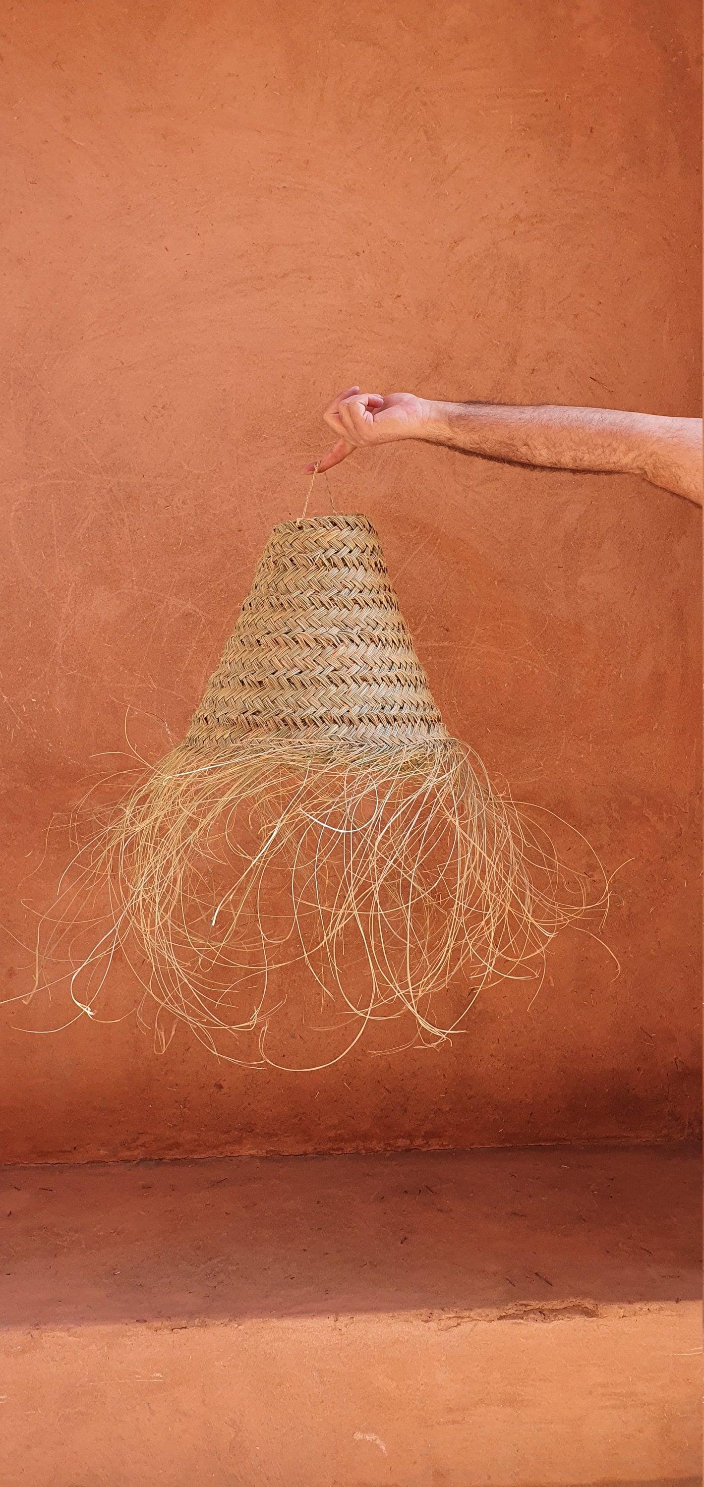 Suspension marocaine en doum tressé, forme cône, fibres naturelles