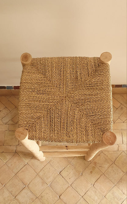 Un autre exemple de meuble en bois de laurier tressé avec de la corde, un design naturel et authentique.