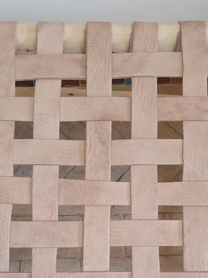 Un angle rapproché d'un banc en bois fait à la main avec un cuir naturel, révélant les détails artisanaux