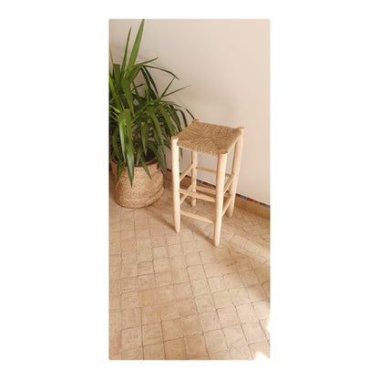 Une chaise en bois de laurier tressée avec une corde, un mobilier artisanal élégant.