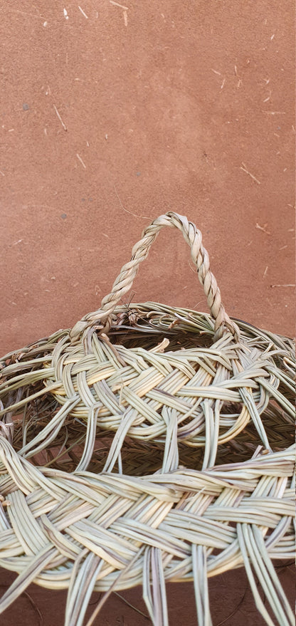Suspension exotique en raphia, forme boule, idéale pour une décoration ethnique.