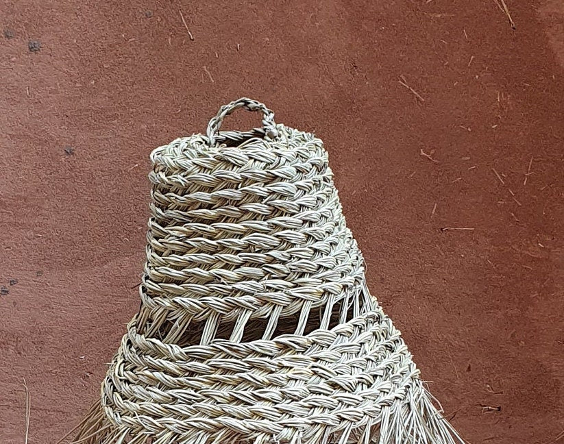 Suspension miniature en forme de cône tissée à la main en fibres naturelles