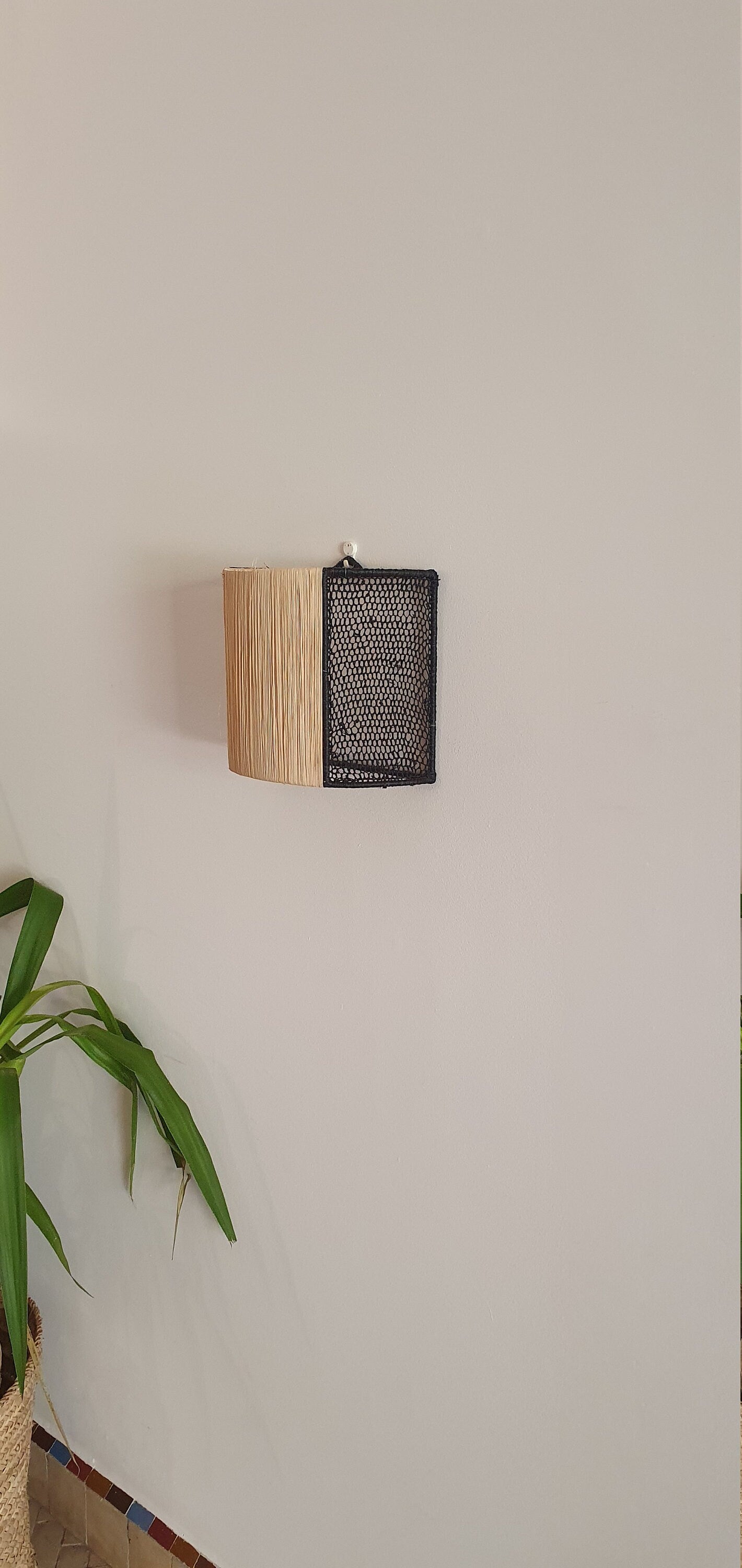 Contemporary wall-mounted raffia fixtures