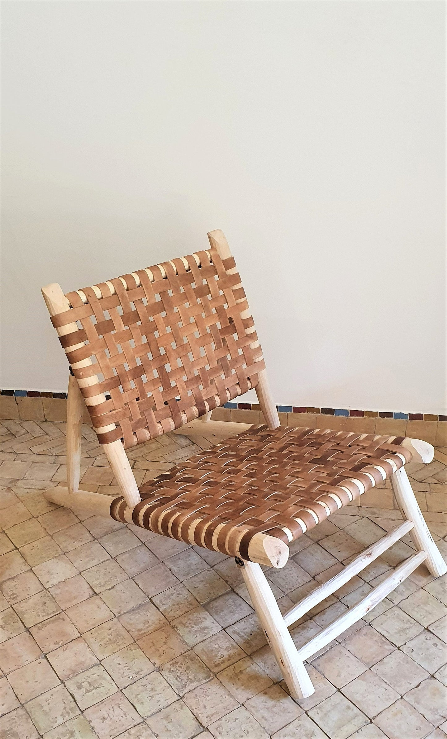 Fauteuil marocain artisanal en bois assise en cuir naturel