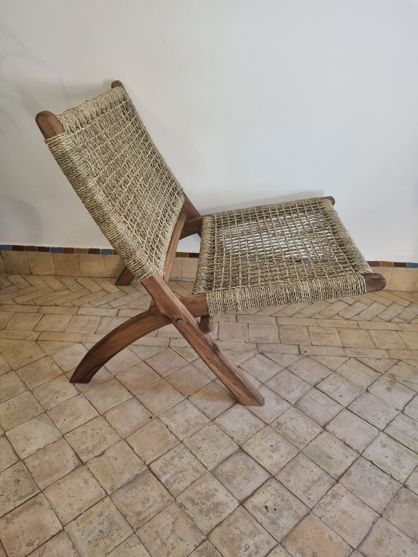 Siège en noyer vintage, un fauteuil en bois au charme rétro.
