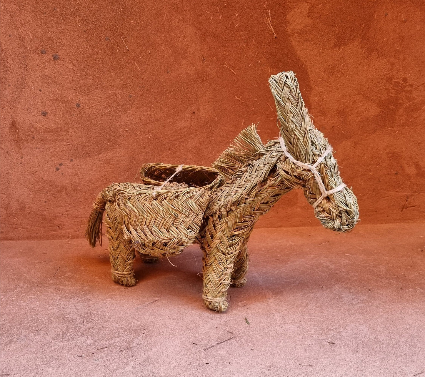 Décoration en paille tressée avec figurine âne doum