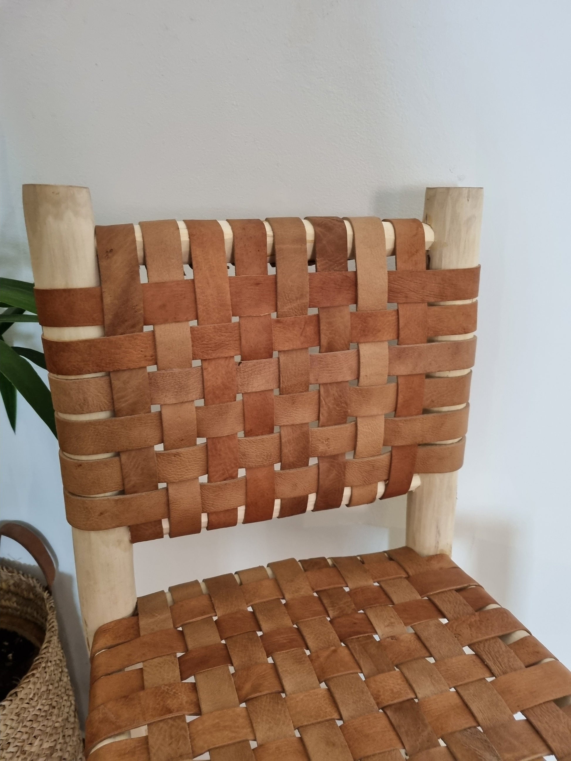 Tabouret de bar cuir camel bois marocain - Détail de l'assise en cuir