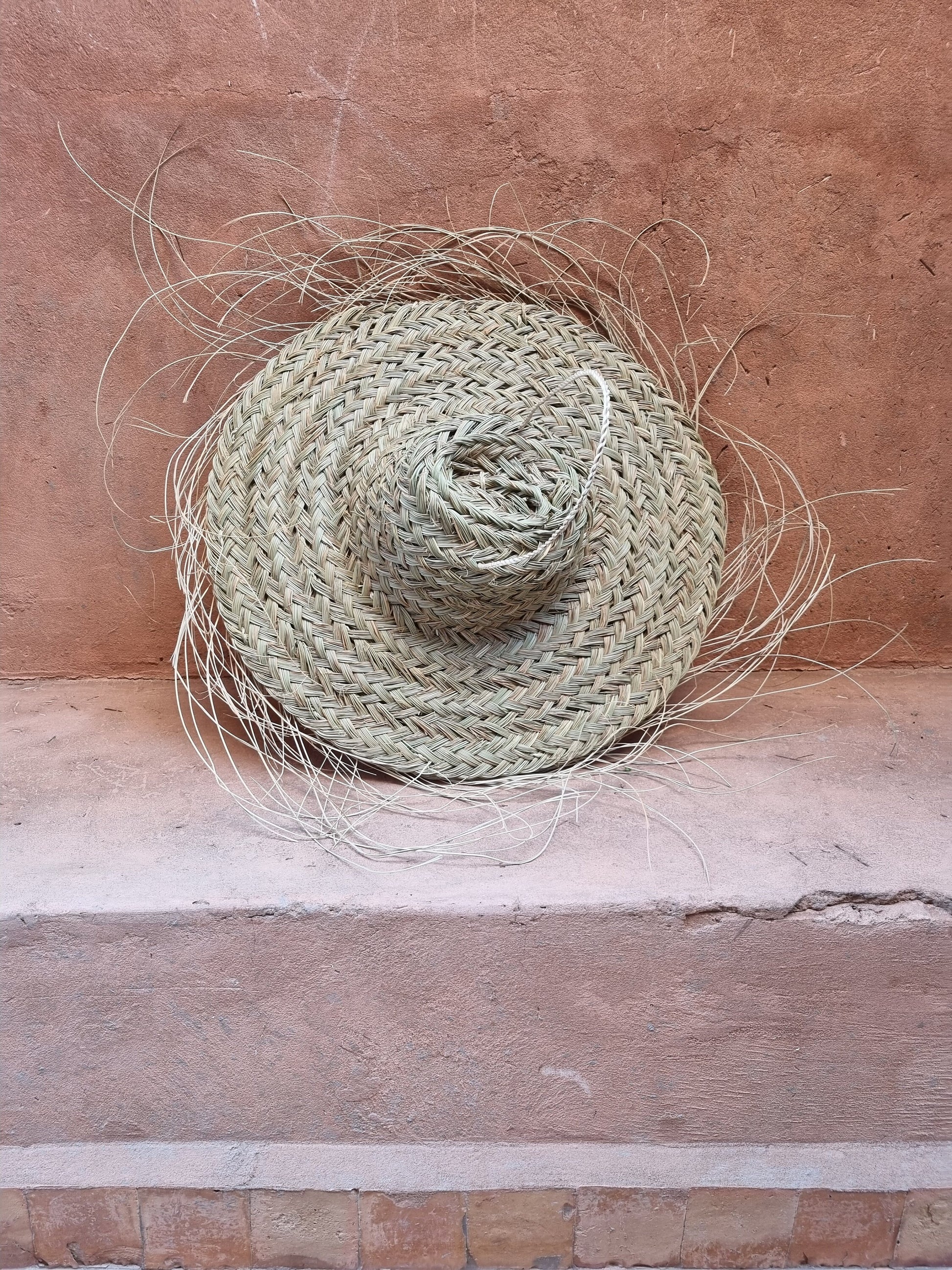Suspension en fibre naturelle tressée en forme de chapeau de paille